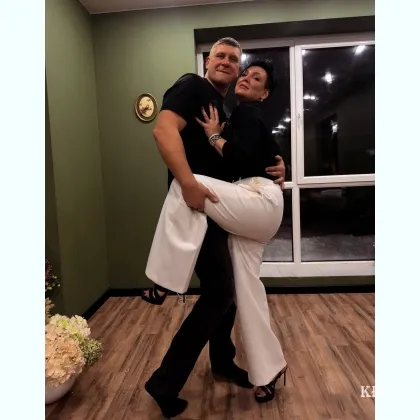 Пара ищет уверенного в себе мужчину для встреч .